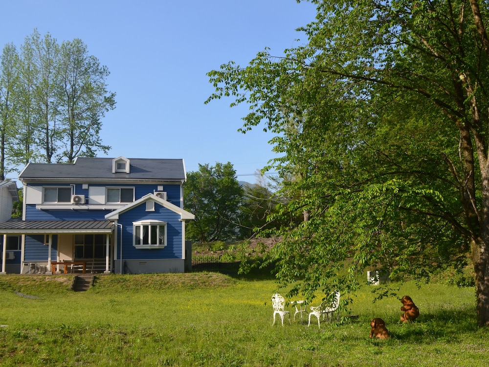 ネイビー 大人8名用 テラス / パティオ1 | 岡山ひるぜん貸別荘 ピーターパン