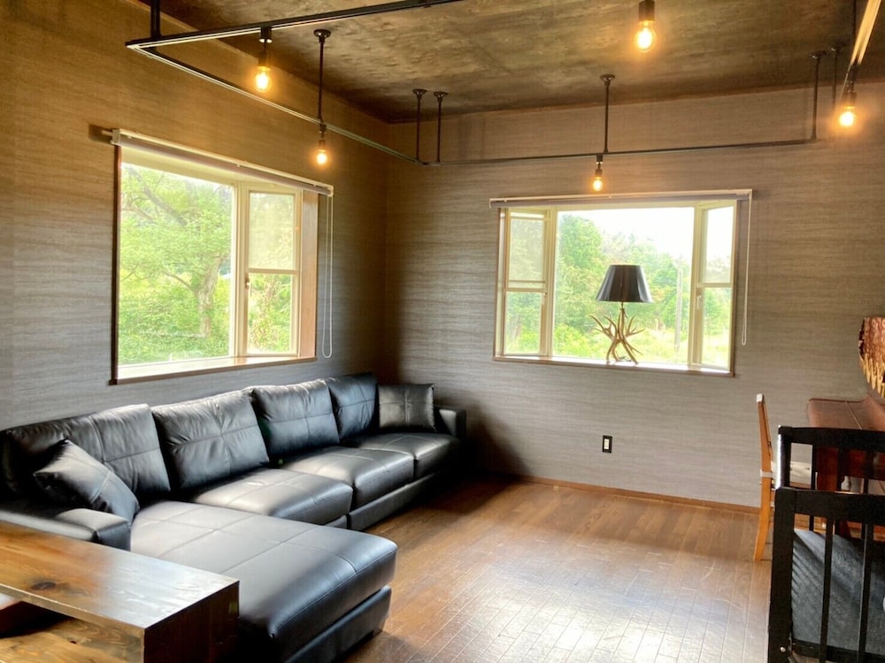 ネバーランド 大人10名用 リビング エリア0 | 岡山ひるぜん貸別荘 ピーターパン