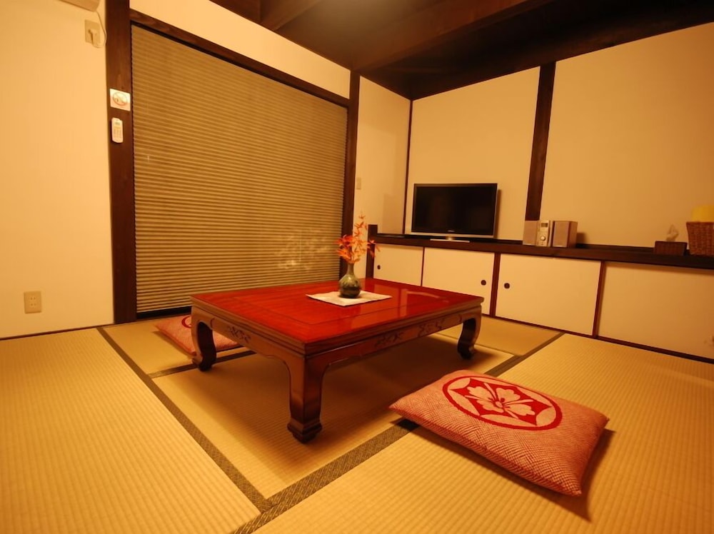 あかね 大人6名用 リビング エリア0 | 岡山ひるぜん貸別荘 ピーターパン