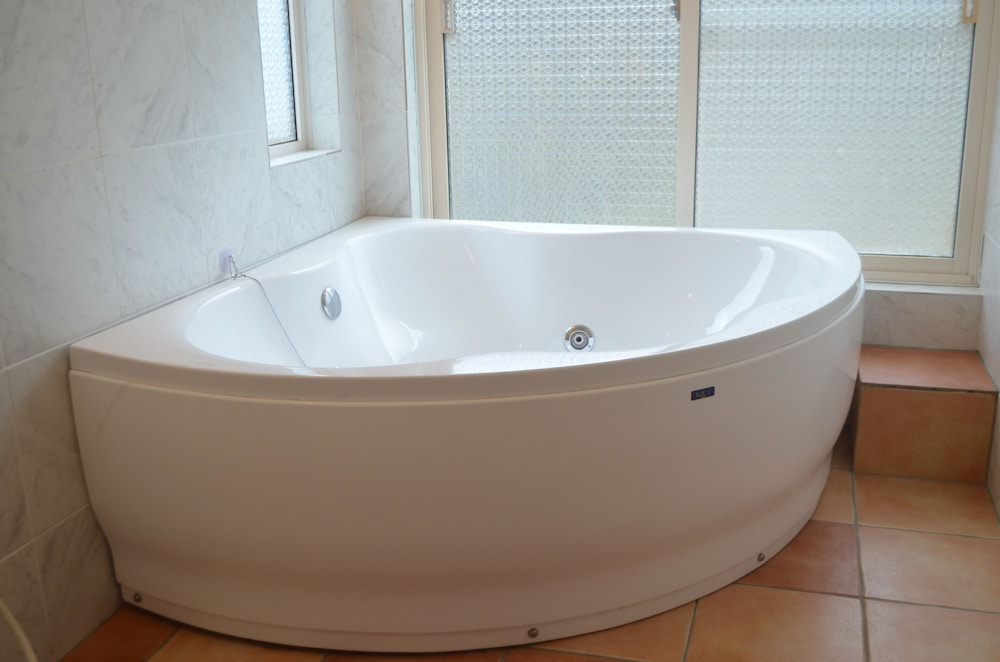 ネイビー 大人8名用 バスルーム1 | 岡山ひるぜん貸別荘 ピーターパン