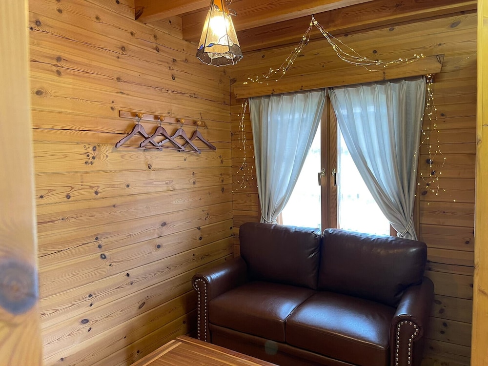 レッド＆ブルー 大人4名用 リビング エリア0 | 岡山ひるぜん貸別荘 ピーターパン