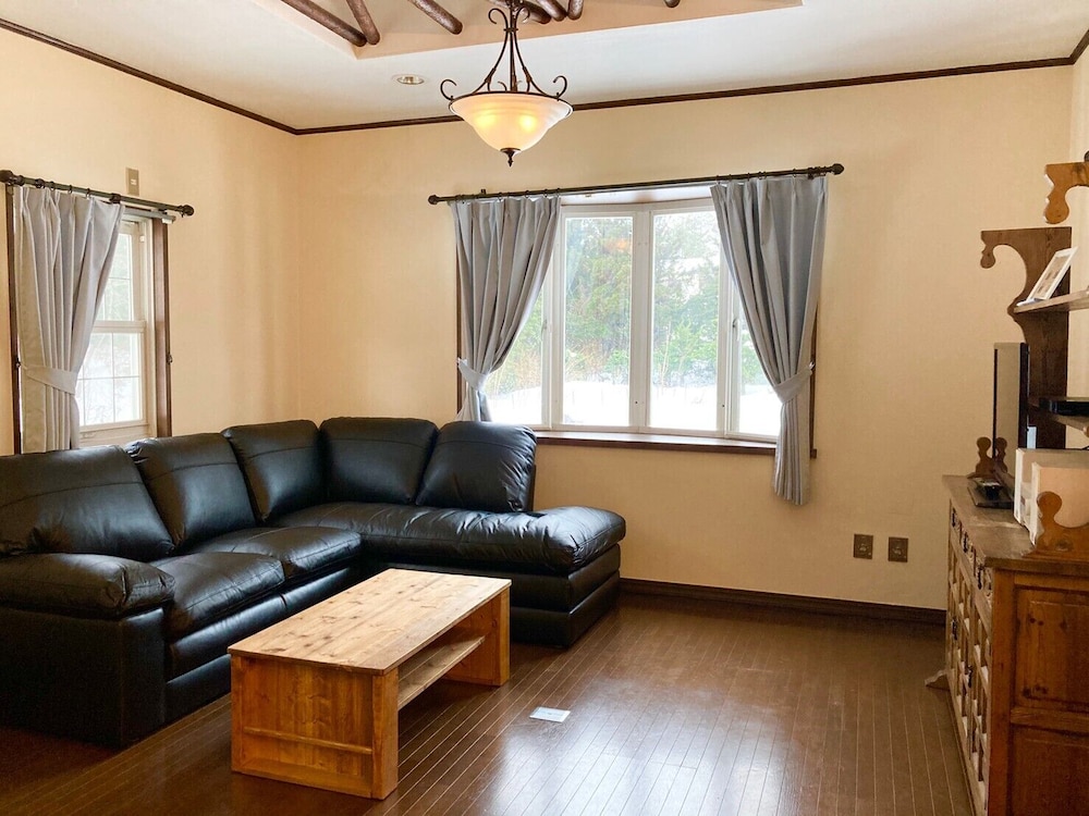 ネイビー 大人8名用 リビング エリア1 | 岡山ひるぜん貸別荘 ピーターパン