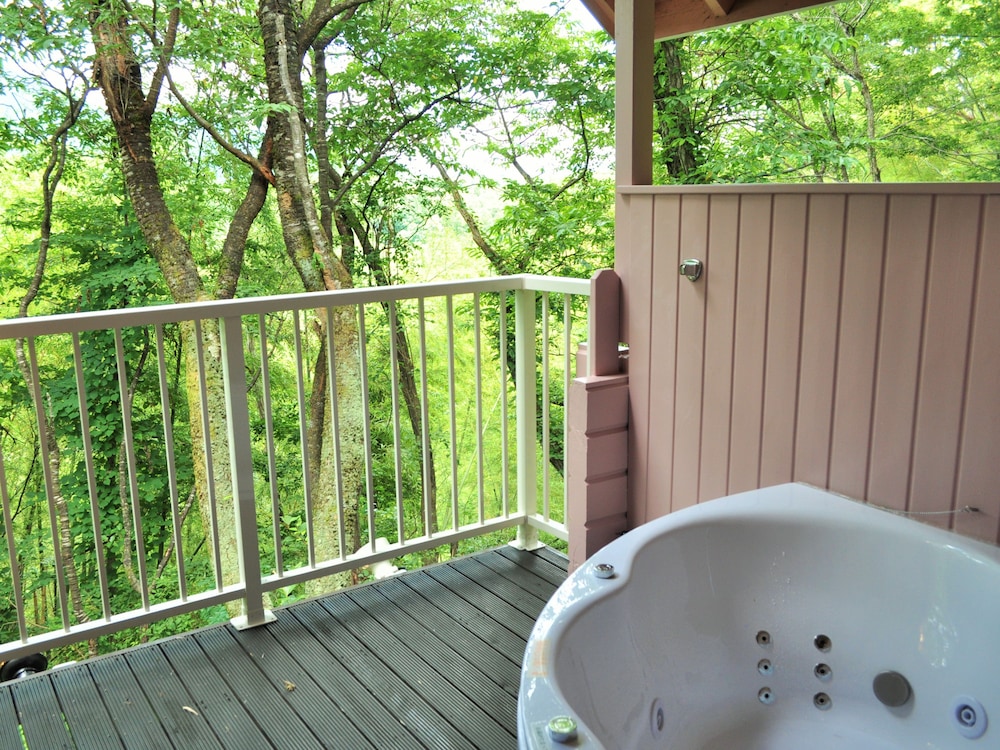 ローズ 大人4名用 テラス / パティオ1 | 岡山ひるぜん貸別荘 ピーターパン