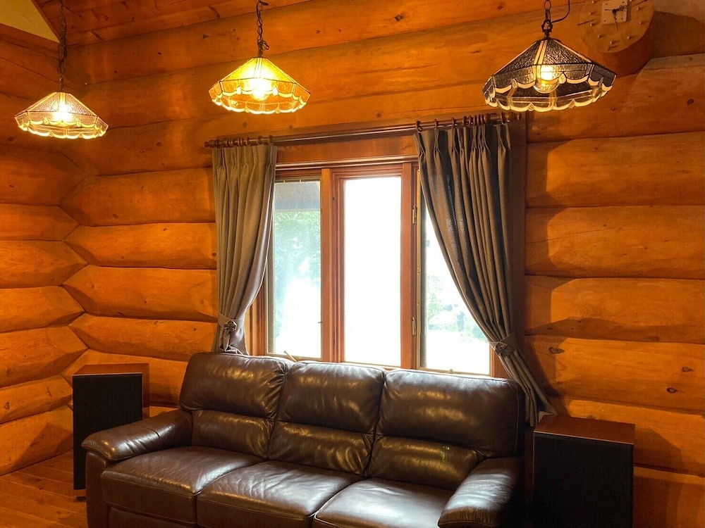 ピーターパン 大人14名用 客室内のダイニングエリア0 | 岡山ひるぜん貸別荘 ピーターパン