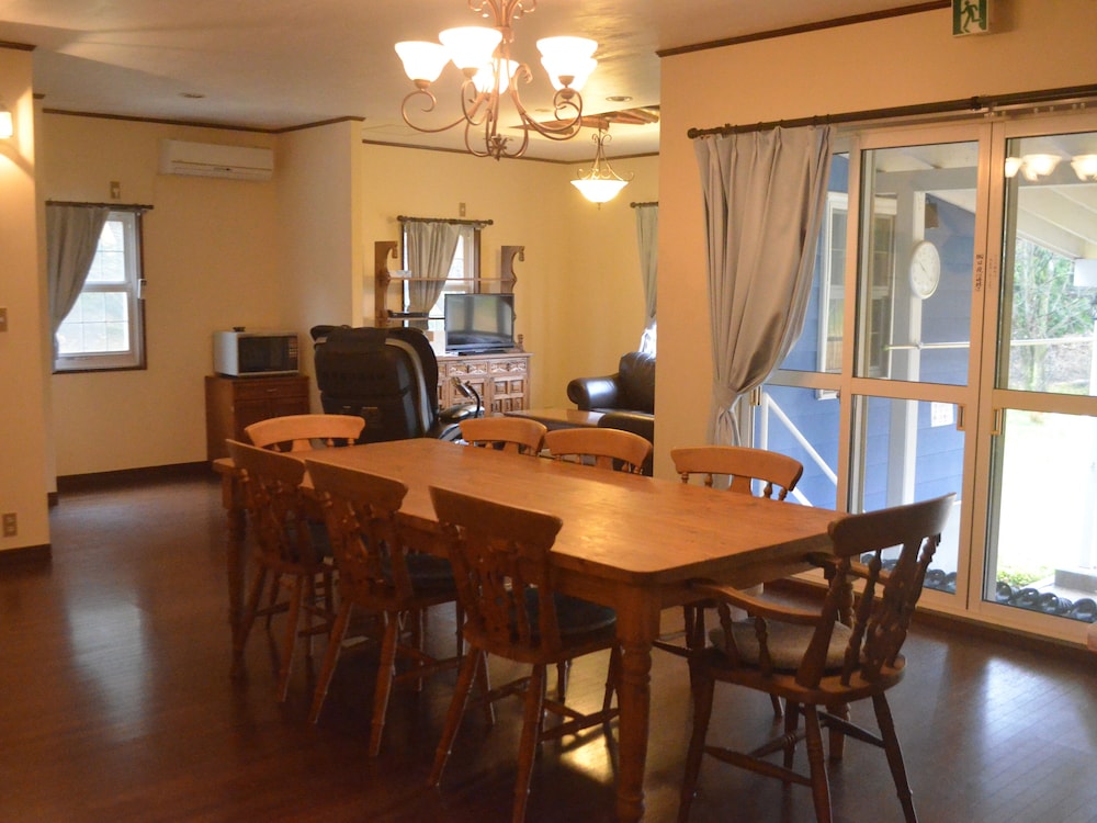 ネイビー 大人8名用 客室内のダイニングエリア0 | 岡山ひるぜん貸別荘 ピーターパン