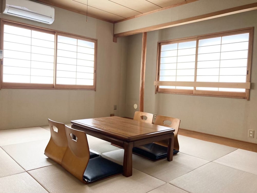 ネイビー 大人8名用 客室2 | 岡山ひるぜん貸別荘 ピーターパン