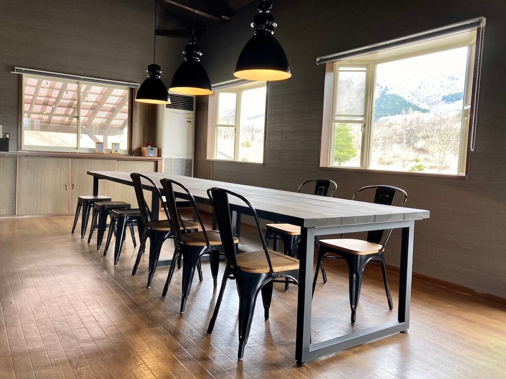 ネバーランド 大人10名用 客室内のダイニングエリア1 | 岡山ひるぜん貸別荘 ピーターパン