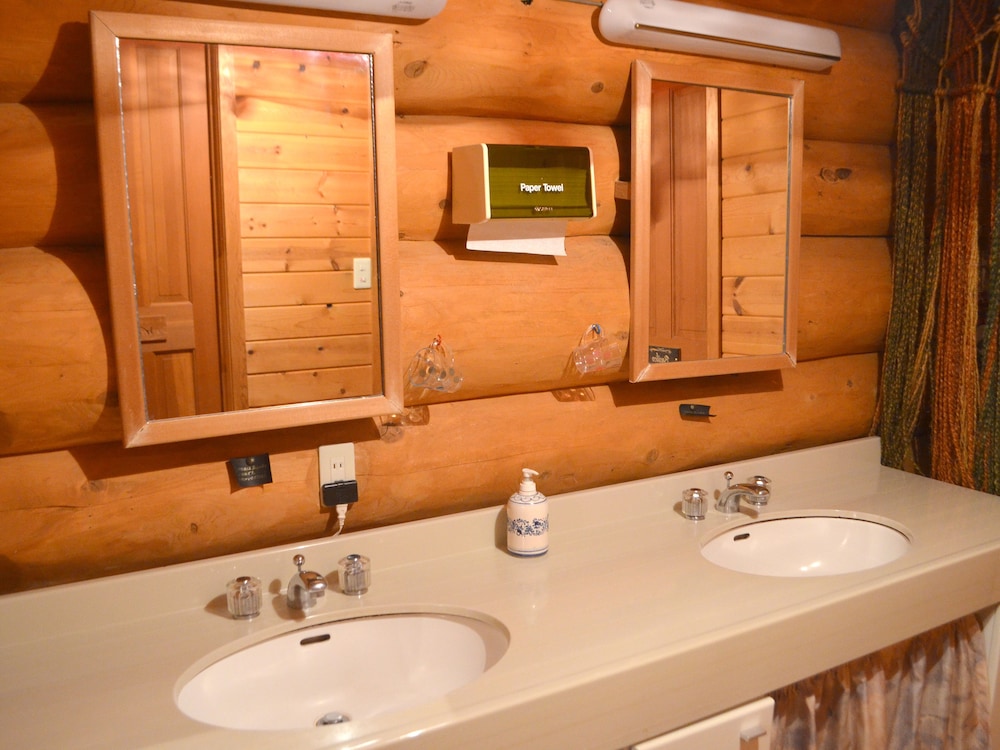 ピーターパン 大人14名用 バスルーム1 | 岡山ひるぜん貸別荘 ピーターパン