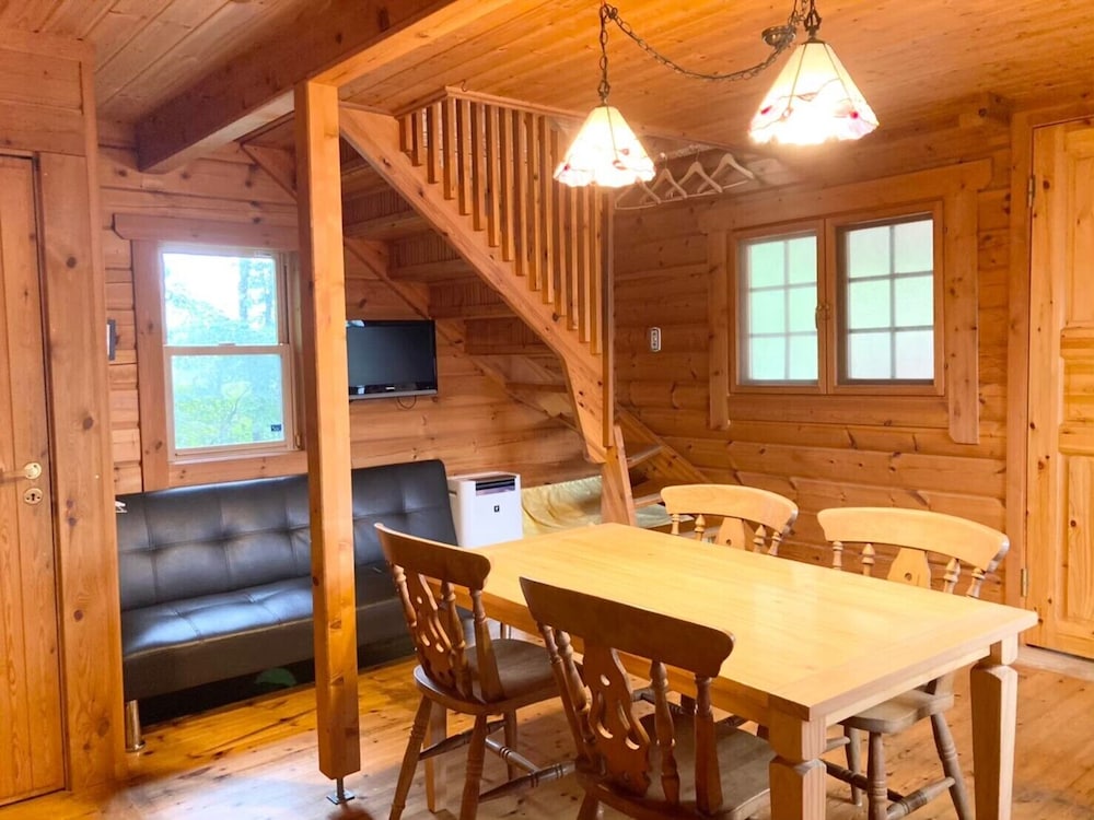 ローズ 大人4名用 リビング エリア0 | 岡山ひるぜん貸別荘 ピーターパン