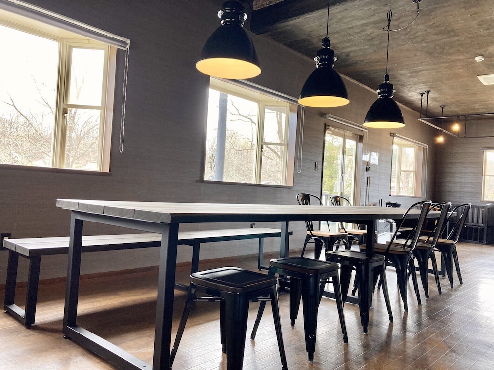 ネバーランド 大人10名用 客室内のダイニングエリア0 | 岡山ひるぜん貸別荘 ピーターパン