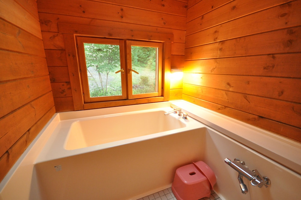 レッド＆ブルー 大人4名用 バスルーム1 | 岡山ひるぜん貸別荘 ピーターパン