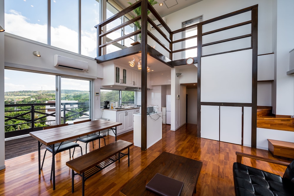 ヴィラ シービュー リビングルーム1 | E-horizon Resort コンドミニアム 読谷