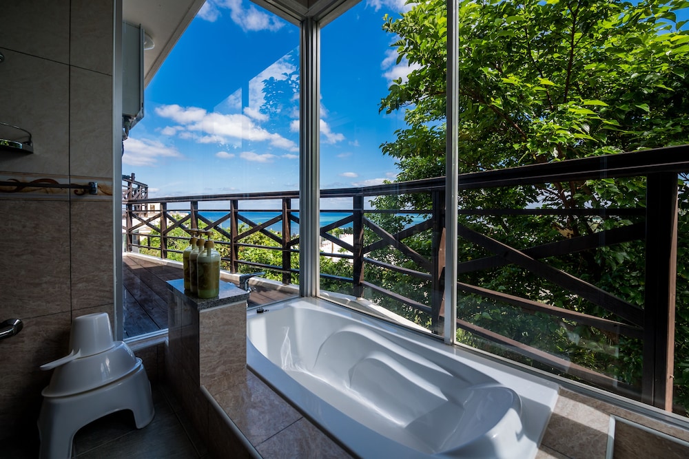 ヴィラ シービュー バスルーム1 | E-horizon Resort コンドミニアム 読谷