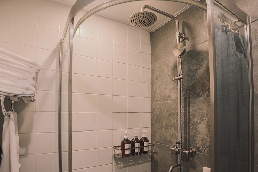 4 bed villa (ルーフトップ・ウッドデッキ付) バスルーム2 | BLANC MIYAKOJIMA(旧:RuGu Glamping Resort)