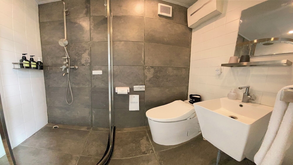 4 bed villa (ルーフトップ・ウッドデッキ付) バスルーム1 | BLANC MIYAKOJIMA(旧:RuGu Glamping Resort)