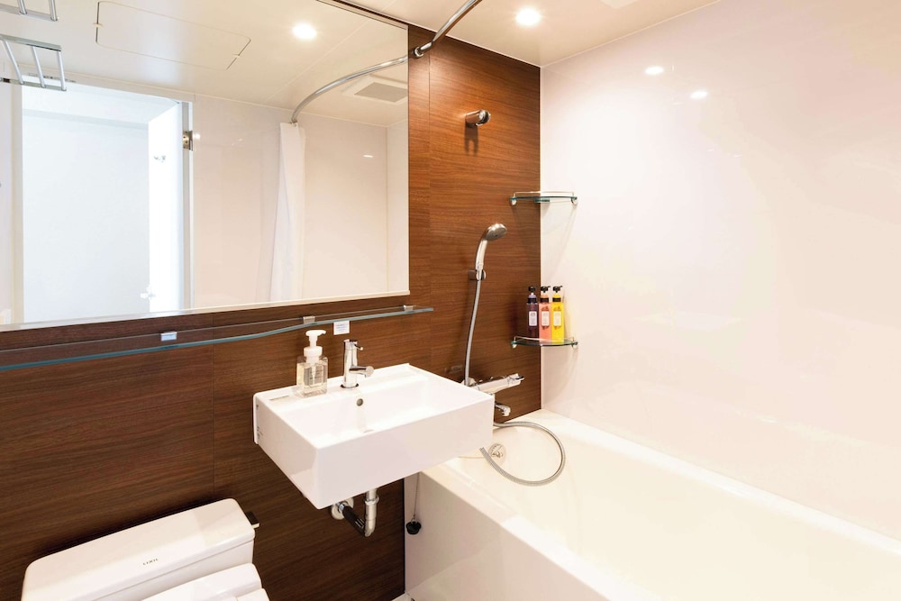 スタンダード ルーム ダブルベッド 1 台 禁煙 バスルーム0 | コンフォートホテル新大阪