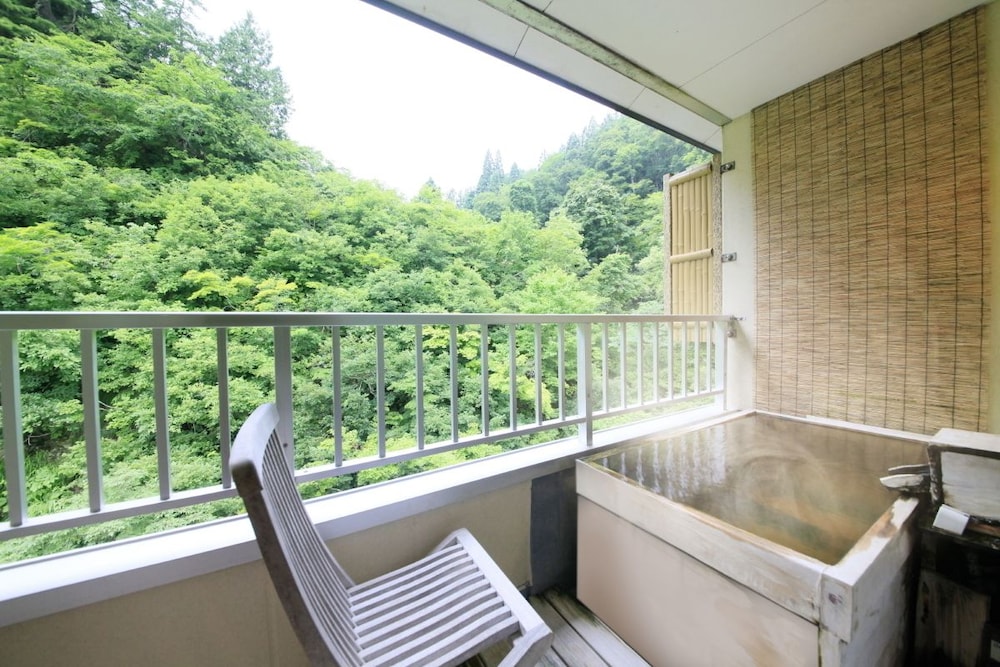 別館露天風呂付客室 ダブル 深めの浴槽0 | 四季彩の宿 ふる里