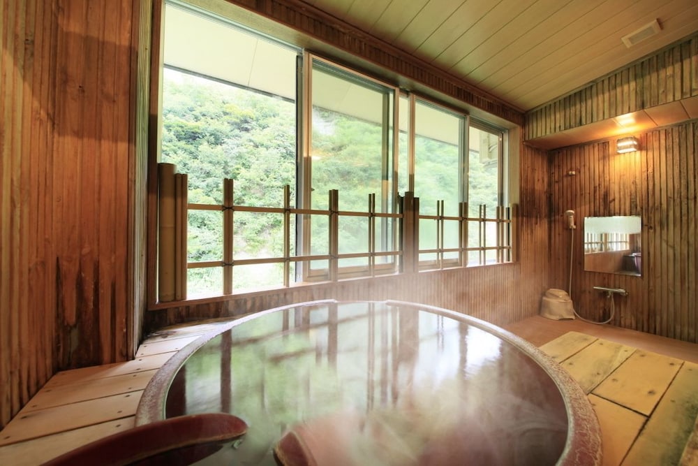 半露天風呂付客室 深めの浴槽0 | 四季彩の宿 ふる里