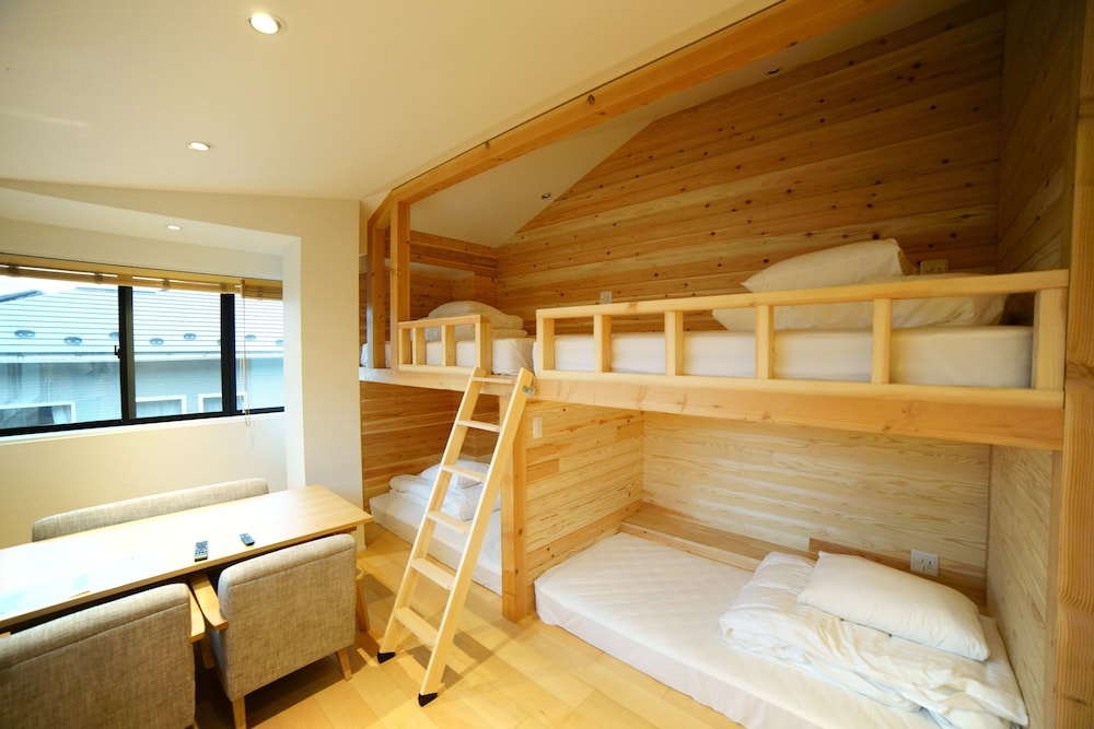 スタンダード ルーム (4 Single Beds) | Dot Hostel & Bar