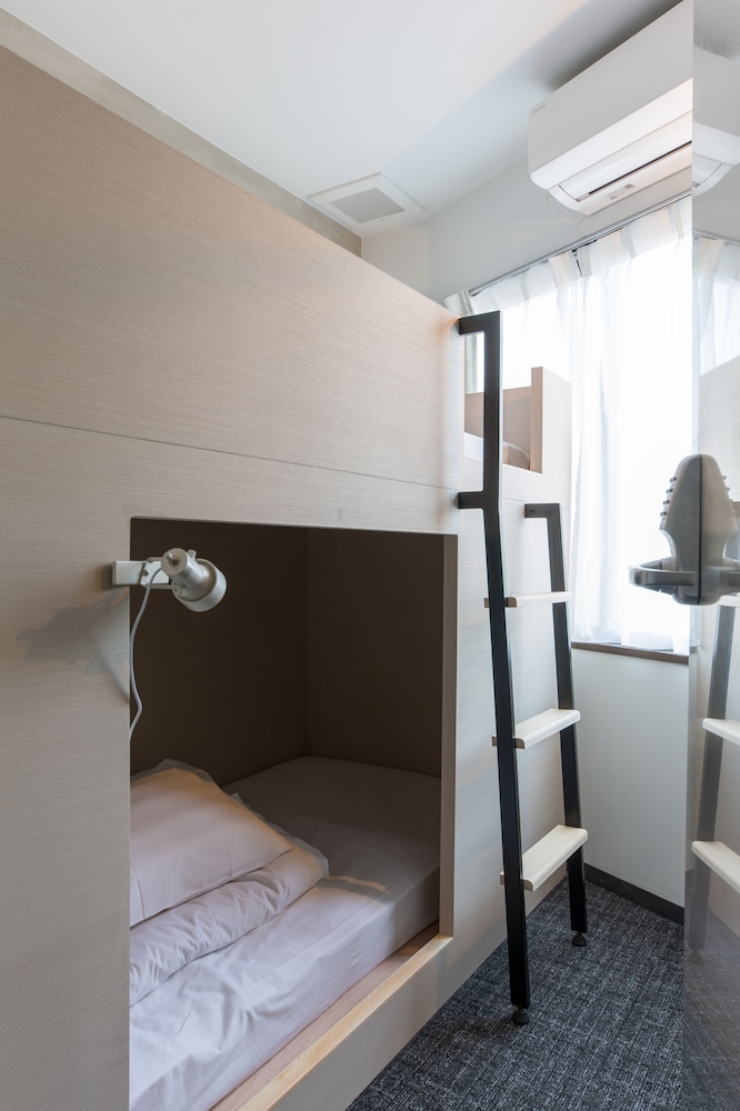 二段ベッドルーム (2ベッド、共用バスルーム) | UNPLAN Shinjuku – Hostel
