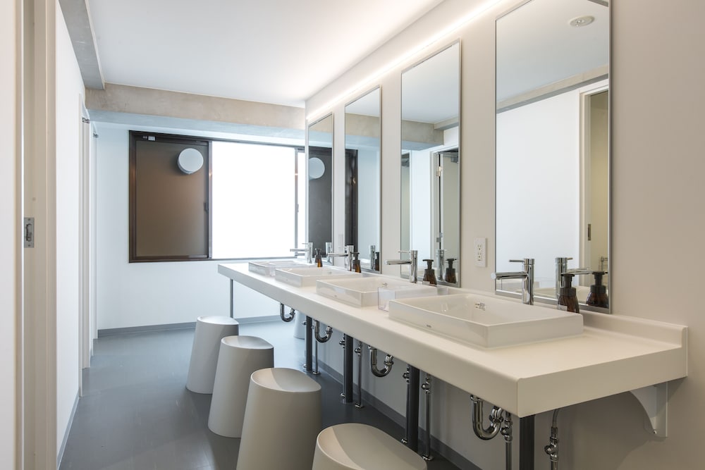 二段ベッドルーム (女性専用、2ベッド、共用バスルーム) バスルーム1 | UNPLAN Shinjuku – Hostel