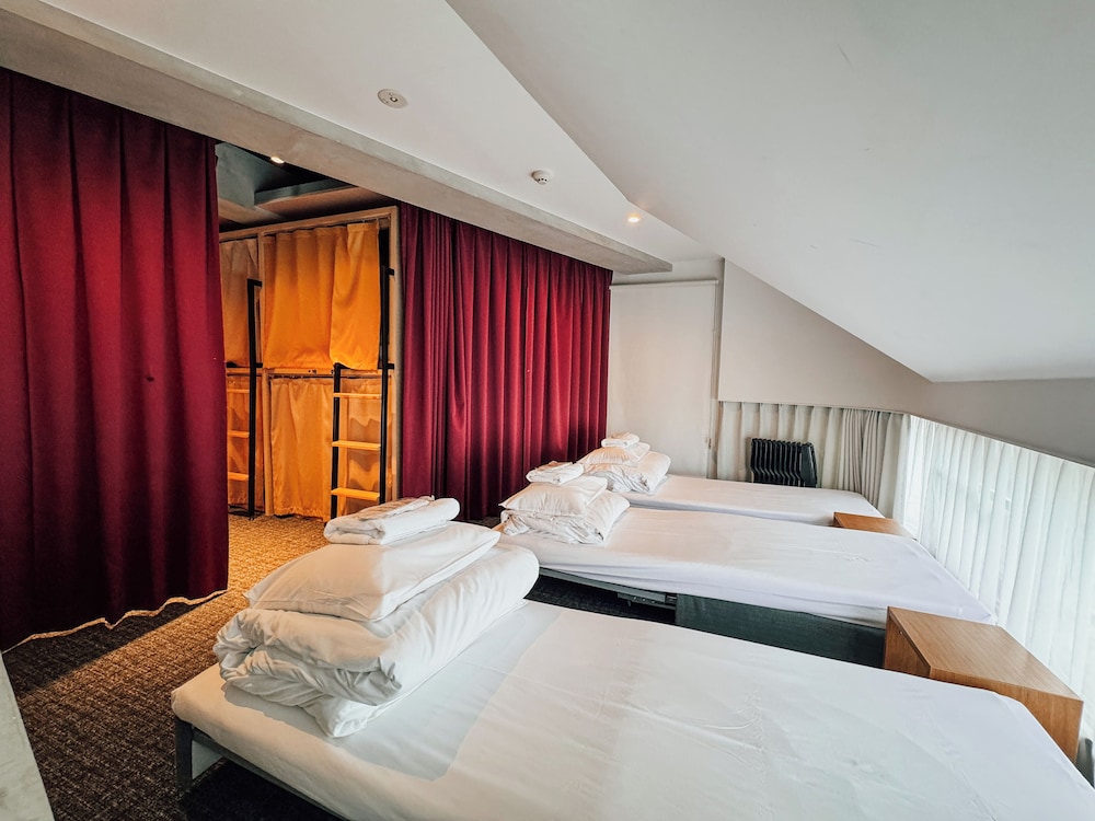 Person mixed dormitory room (Female and male shared) (Shared toilet and shower) 客室11 | UNPLAN Shinjuku – Hostel