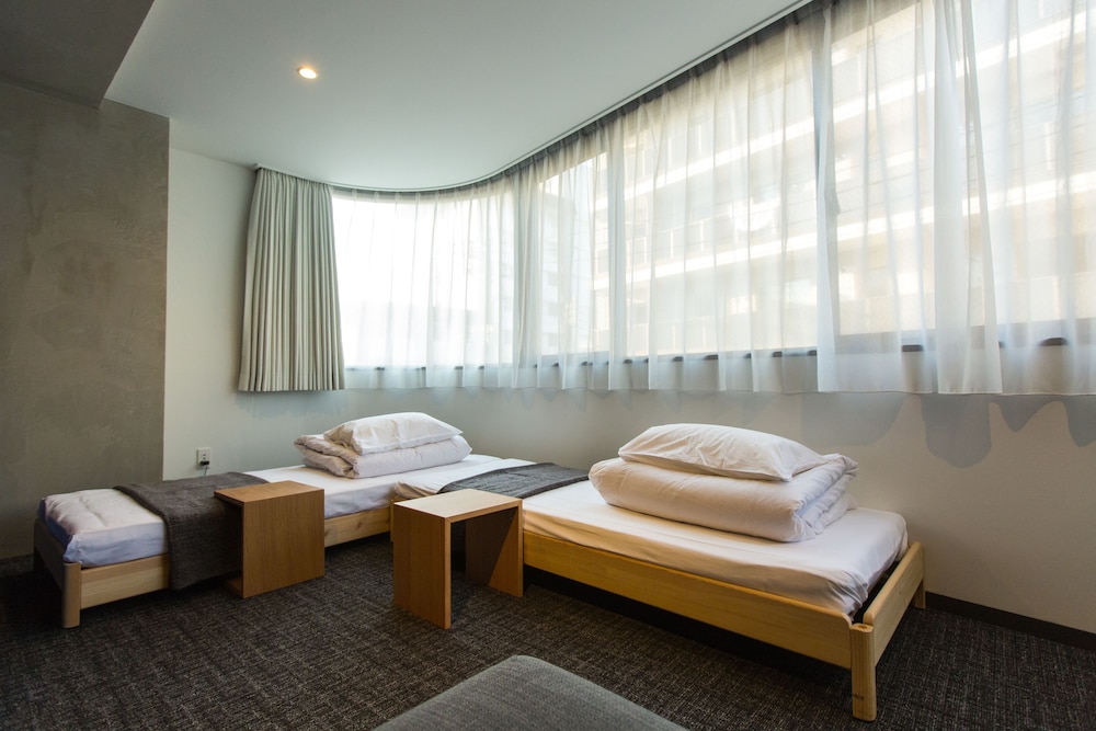 Person mixed dormitory room (Female and male shared) (Shared toilet and shower) 客室1 | UNPLAN Shinjuku – Hostel