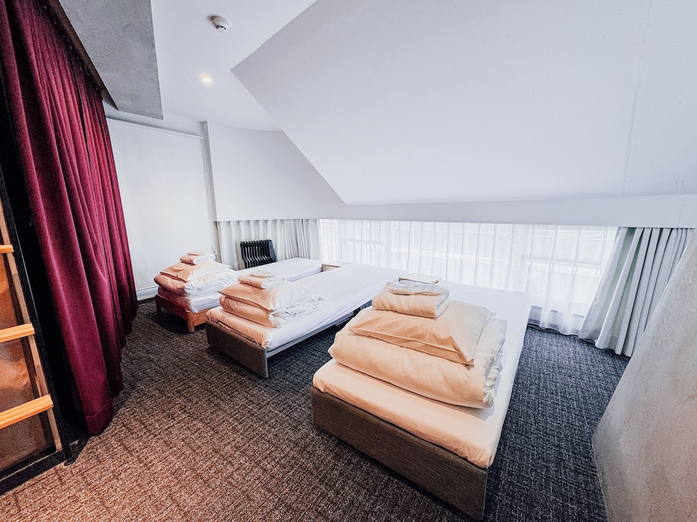 Person mixed dormitory room (Female and male shared) (Shared toilet and shower) 客室5 | UNPLAN Shinjuku – Hostel