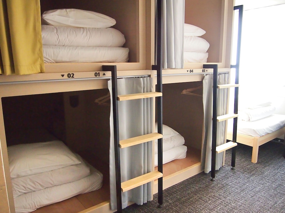 二段ベッドルーム (4ベッド+1シングルベッド, 共用バスルーム) 客室1 | UNPLAN Shinjuku – Hostel