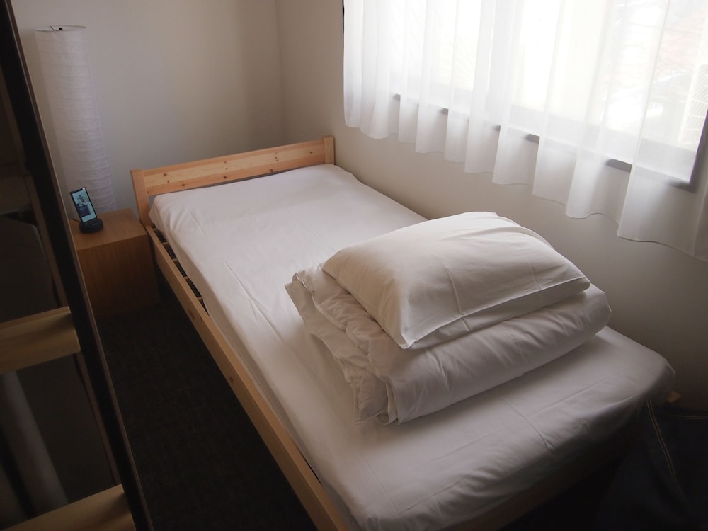 二段ベッドルーム (4ベッド+1シングルベッド, 共用バスルーム) 客室2 | UNPLAN Shinjuku – Hostel