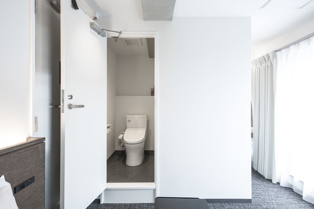 ダブルベッドルーム (バスルーム付き) 客室4 | UNPLAN Shinjuku – Hostel