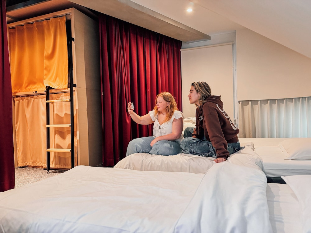 Person mixed dormitory room (Female and male shared) (Shared toilet and shower) 客室8 | UNPLAN Shinjuku – Hostel
