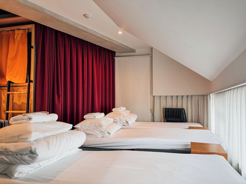 Person mixed dormitory room (Female and male shared) (Shared toilet and shower) 客室10 | UNPLAN Shinjuku – Hostel