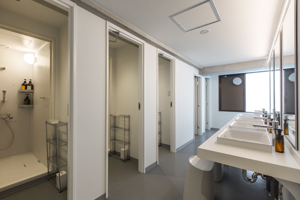 Person mixed dormitory room (Female and male shared) (Shared toilet and shower) バスルームの設備0 | UNPLAN Shinjuku – Hostel