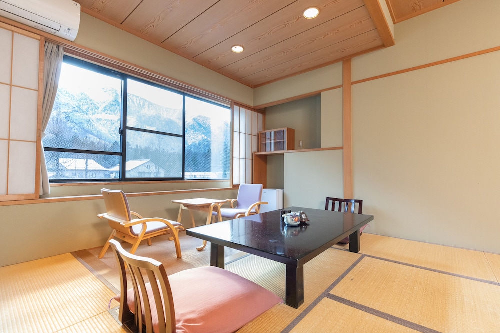 和室 4人部屋 客室7 | Tabist 風雪