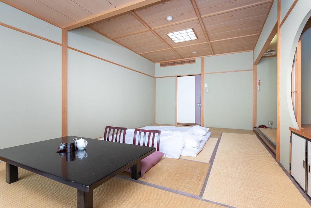 ファミリー和室 共用バスルーム 客室2 | Tabist 風雪