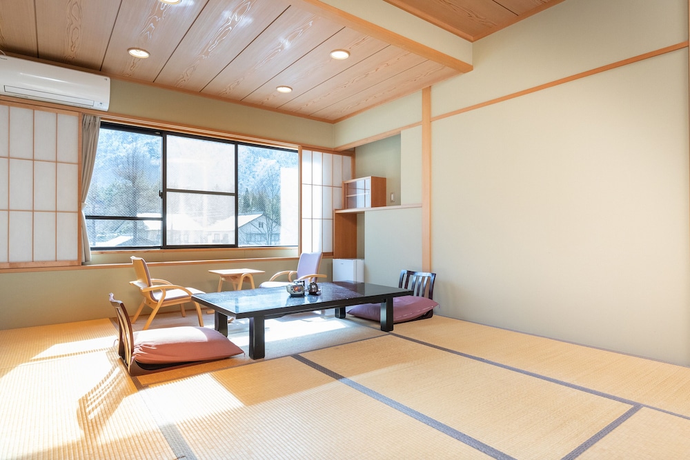 和室 4人部屋 客室5 | Tabist 風雪