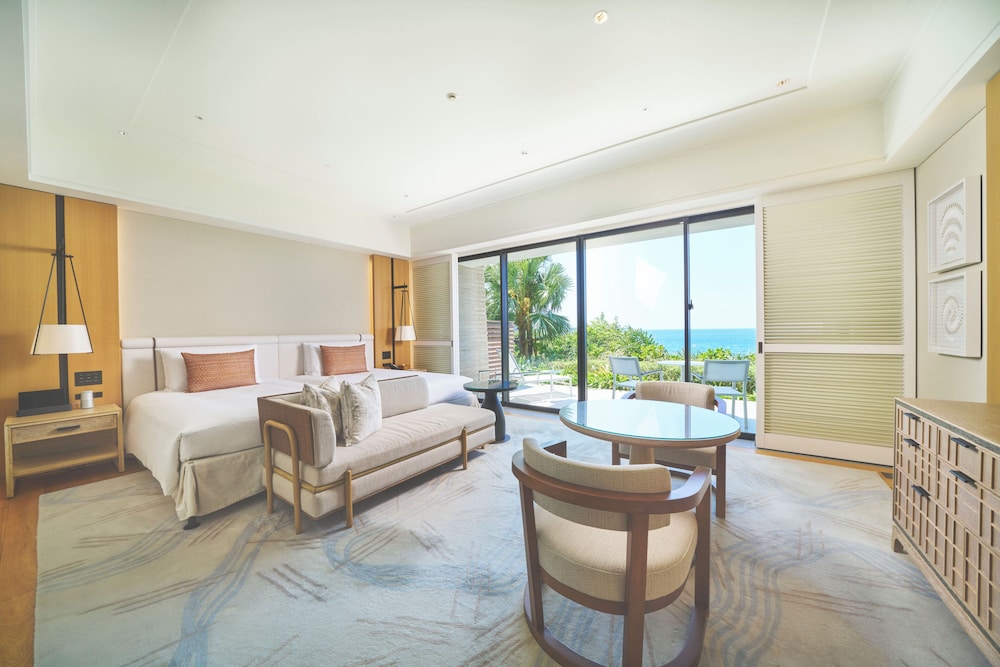 デラックスオーシャンビューサンセットウィングツイン 客室2 | ハレクラニ沖縄