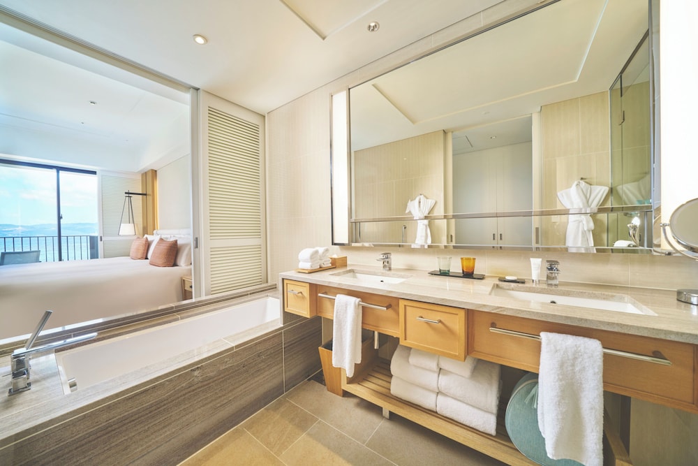 デラックスオーシャンビューツイン バスルーム1 | ハレクラニ沖縄