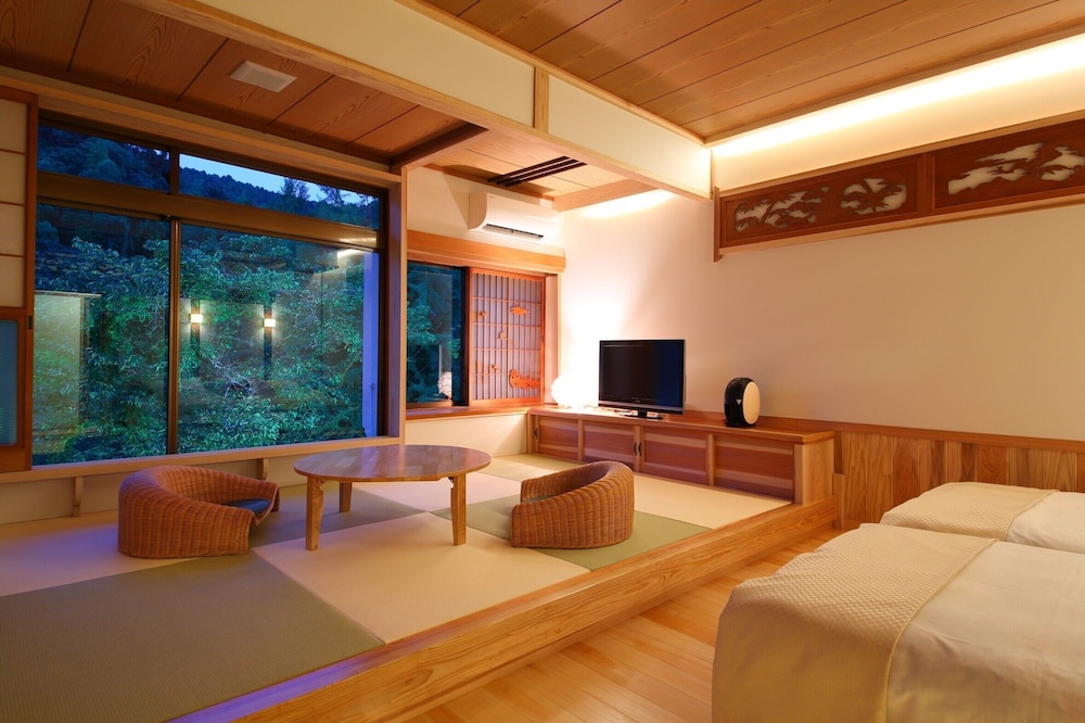 庭園一望クレインプレミアム白 (喜寿) 客室1 | 古湯温泉　鶴の恩返し　よみがえりの宿　鶴霊泉