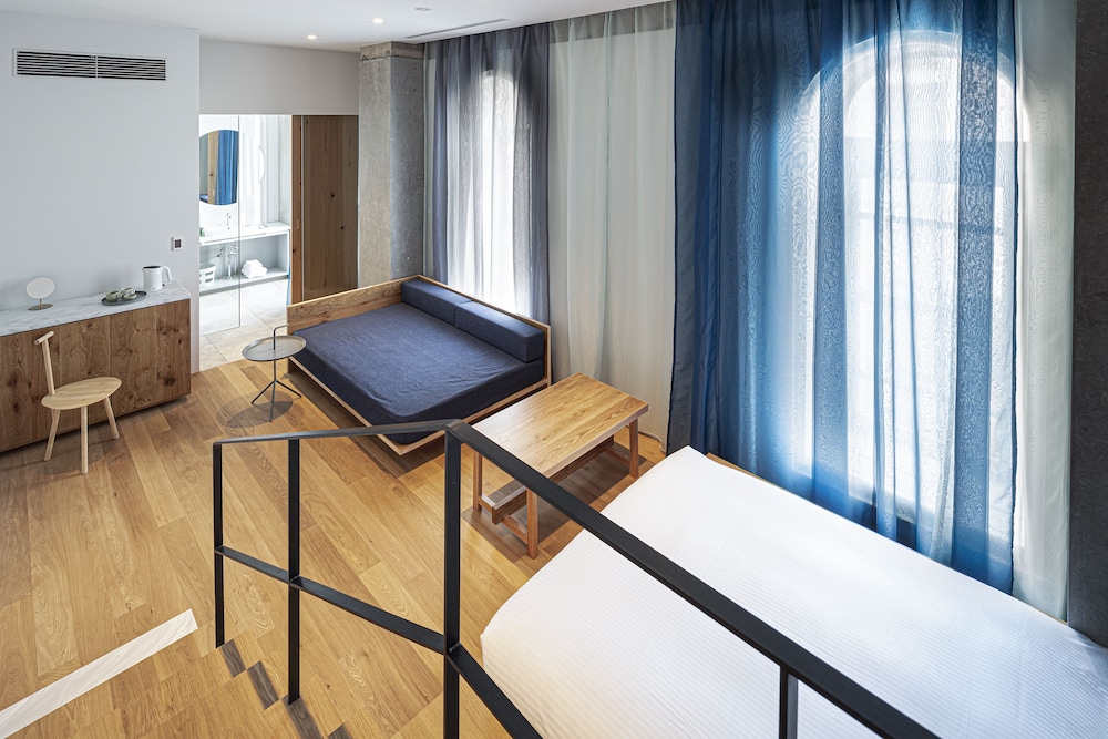 Junior Suite in the Historic Bldg. 客室1 | TSUGU 京都三条 by THE SHARE HOTELS　