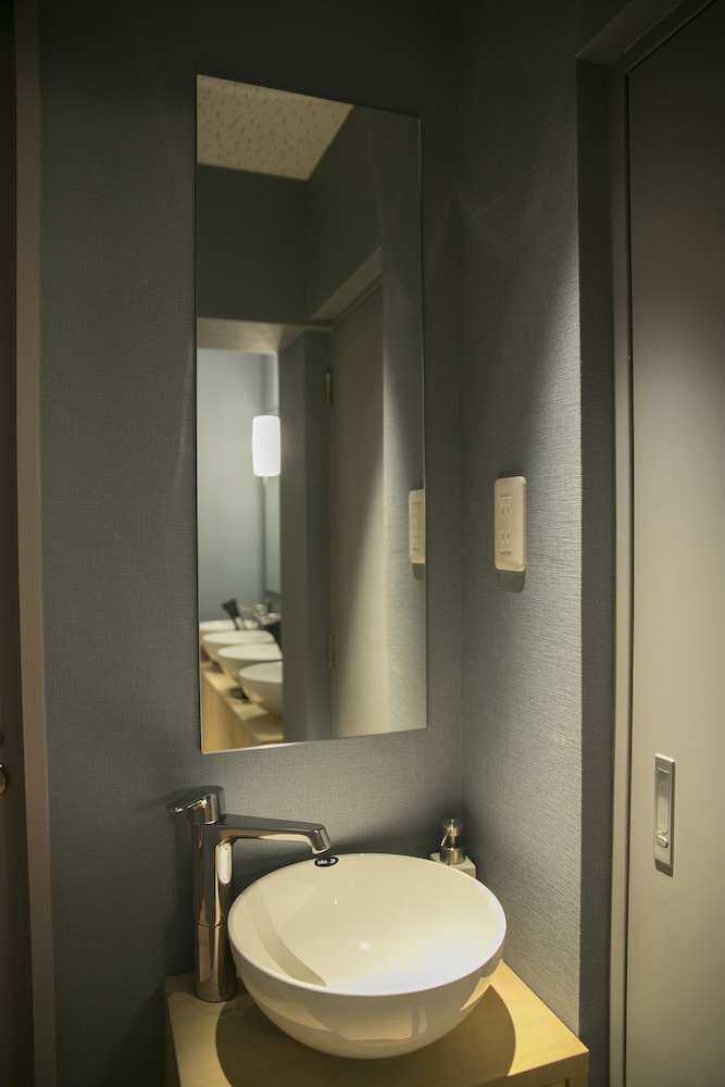 ダブルルーム バスルームのシンク0 | THE WARDROBE HOTEL 下北沢