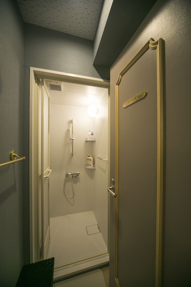 ダブルルーム バスルームのシャワー0 | THE WARDROBE HOTEL 下北沢