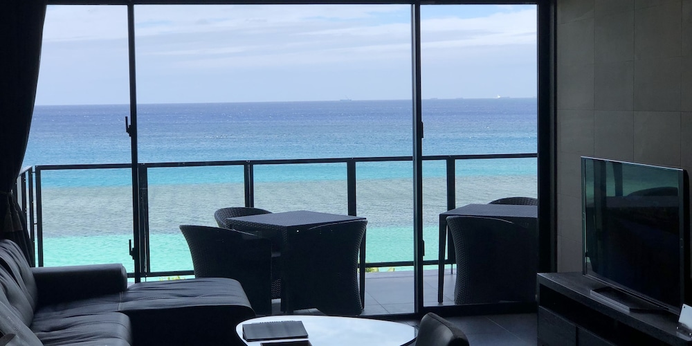 モダンスイートオーシャンビュー３F[N] リビング エリア0 | コンドミニアム ヌーサ