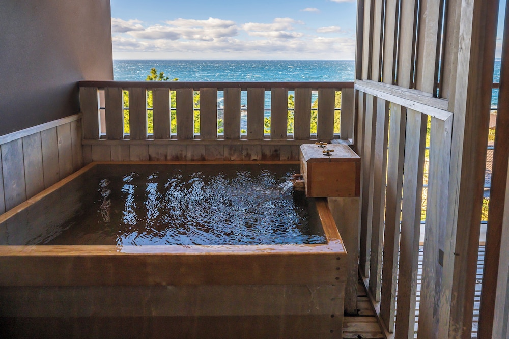 暁の抄 最上階 ツインルーム【露天風呂付/海側】禁煙 バスルーム0 | 浜千鳥の湯 海舟