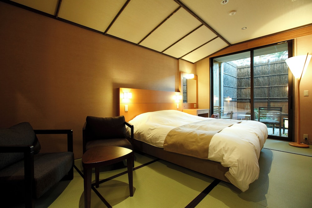 温泉露天風呂付きダブルルーム 客室2 | 湯宿 季の庭