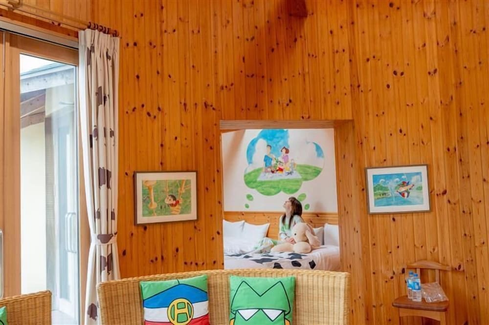 ~クレヨンしんちゃんコラボルーム「オラのコクーン」~ご宿泊者様限定の豪華オリジナルグッズをプレゼント/クレヨンしんちゃんアドベンチャーパークゴールドチケット付き/4名定員/禁煙/全室檜風呂付き 客室2 | グランシャリオ北斗七星135°