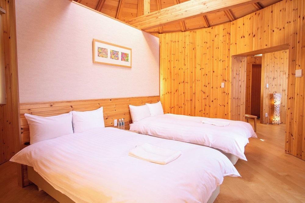 ~満点の星空とテラスから見える贅沢な夜景を~ ナイトビュー確約/名物 "淡路ビーフ山海トマトすき焼き"鍋をご堪能/お部屋は天然のプラネタリウム/星のコクーン4名定員/禁煙/全室檜風呂付 客室1 | グランシャリオ北斗七星135°