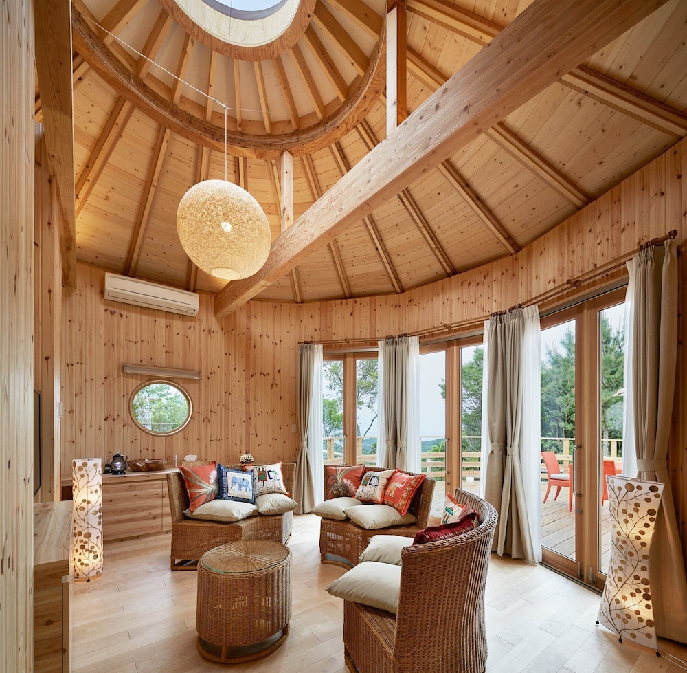 ~満点の星空とテラスから見える贅沢な夜景を~ ナイトビュー確約/名物 "淡路ビーフ山海トマトすき焼き"鍋をご堪能/お部屋は天然のプラネタリウム/星のコクーン4名定員/禁煙/全室檜風呂付 リビング エリア0 | グランシャリオ北斗七星135°