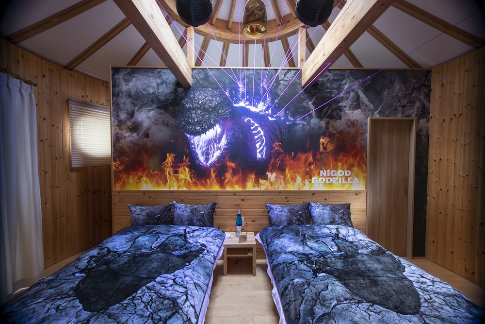 ~ゴジラコラボルーム「怪獣ランド」~ご宿泊者様限定の豪華オリジナルグッズをプレゼント/ゴジラ迎撃作戦ゴールドチケット付き/3名定員/禁煙/全室檜風呂付き 客室1 | グランシャリオ北斗七星135°